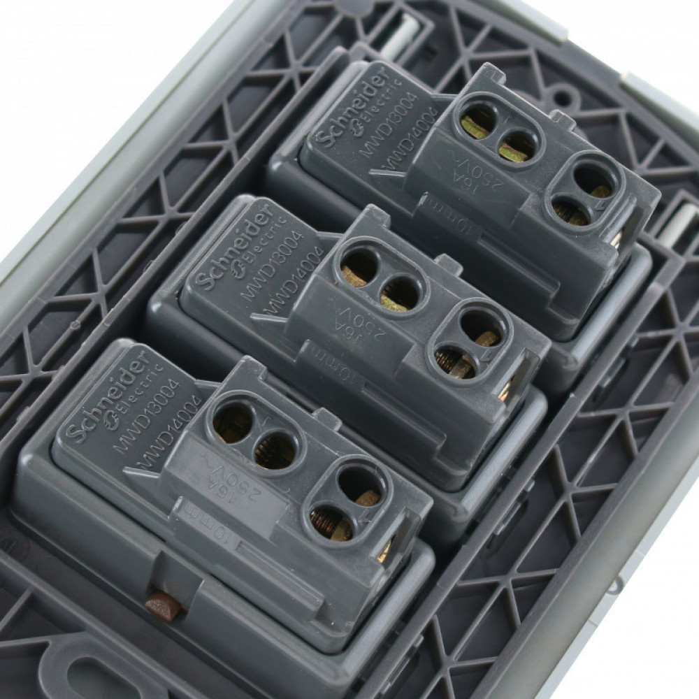 Interruptor Genesis Triple 9/32 16a Dor.