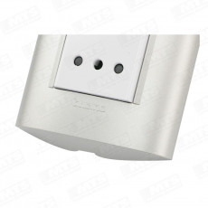 Enchufe Bticino Triple 10a Blanco/perla